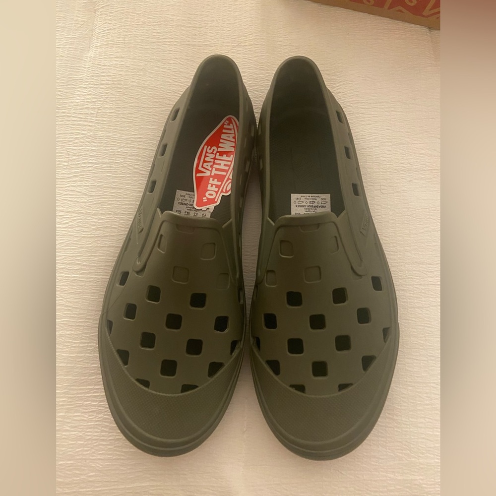 Vans Trek slip-ons in Grape Leaf